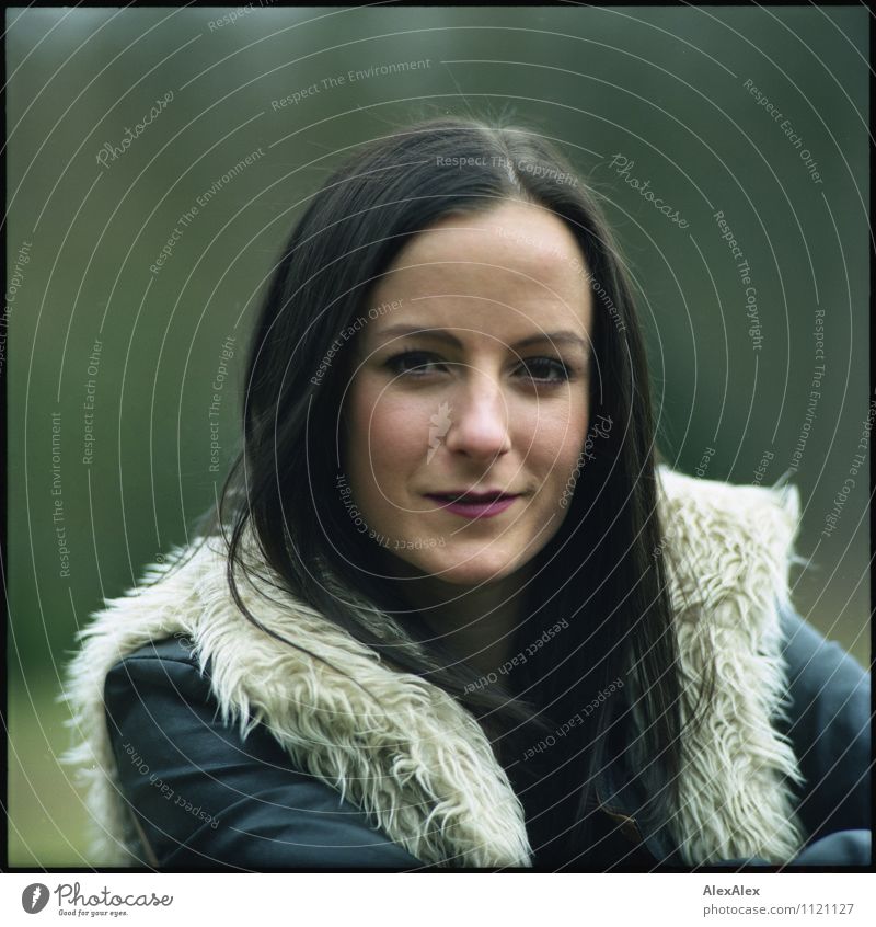 portrait Junge Frau Jugendliche Haare & Frisuren Gesicht 18-30 Jahre Erwachsene Natur Schönes Wetter Pflanze Park Jacke Fell schwarzhaarig langhaarig beobachten