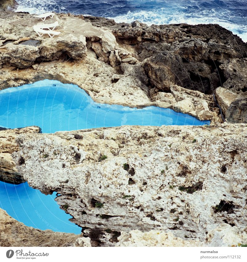 Pool 2 Schwimmbad Strand Chlor Meer Bikini Wellen Gischt Brandung frisch kalt Sommer Freude Spielen blau Blö Blue Farbe tief Wasser Süßwasser Felsen Arschbombe