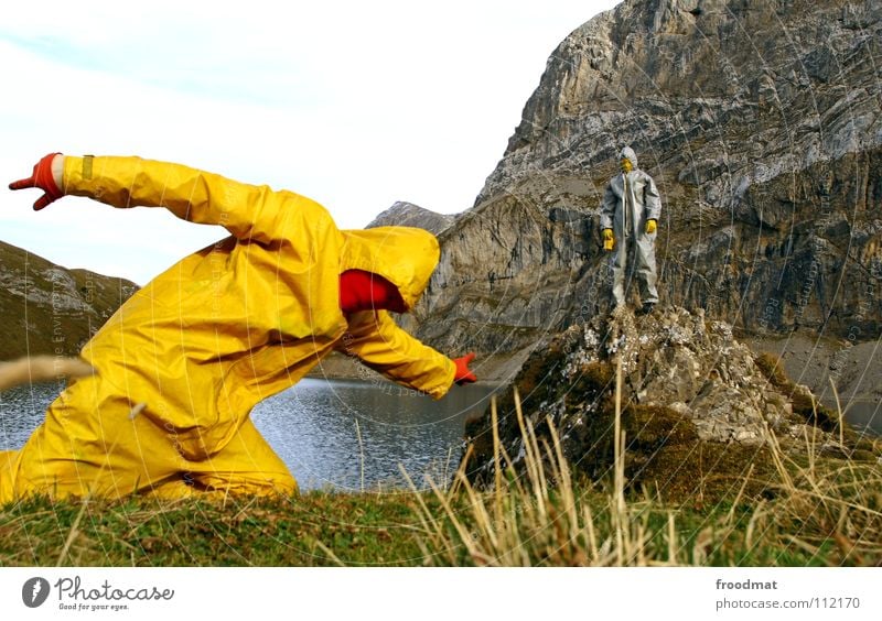 gelb™ points grau™ Kannen Schweiz dumm See Wolken Anzug Kunst Aktion Performance Kommunizieren Alpen Freude Wasser Perspektive zeigen Surrealismus Landschaft