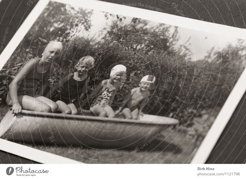 Anbaden! Mensch Kind Kleinkind Geschwister Kindheit 4 Menschengruppe Kindergruppe 3-8 Jahre alt Bild-im-Bild Fotografie antik Vergangenheit Kindheitserinnerung