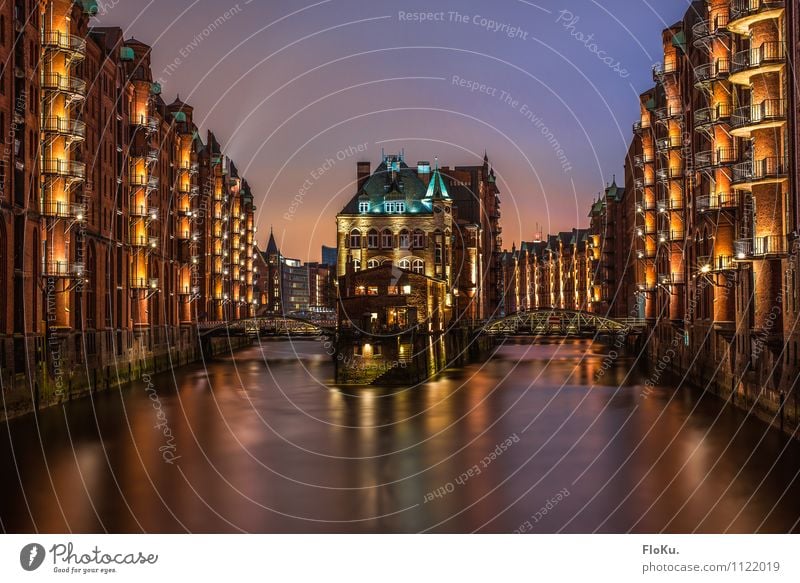 Postkarte aus Hamburg Wasser Fluss Elbe Stadt Hafenstadt Stadtzentrum Altstadt Haus Industrieanlage Burg oder Schloss Brücke Bauwerk Gebäude Architektur Mauer