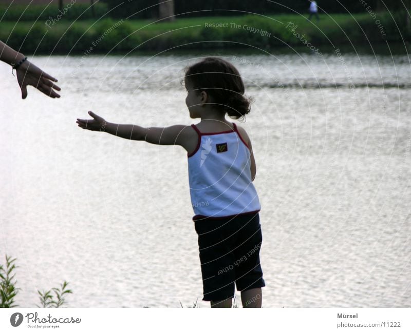 Zuneigung Kind Sicherheit Mädchen süß Sommer schön am see Liebe