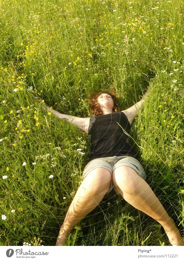 Lebensfreude Gras Wiese grün grasgrün Erholung Sommer Hose Frau Blume Blumenwiese faulenzen genießen Zeit Ferien & Urlaub & Reisen Freude Zufriedenheit Beine