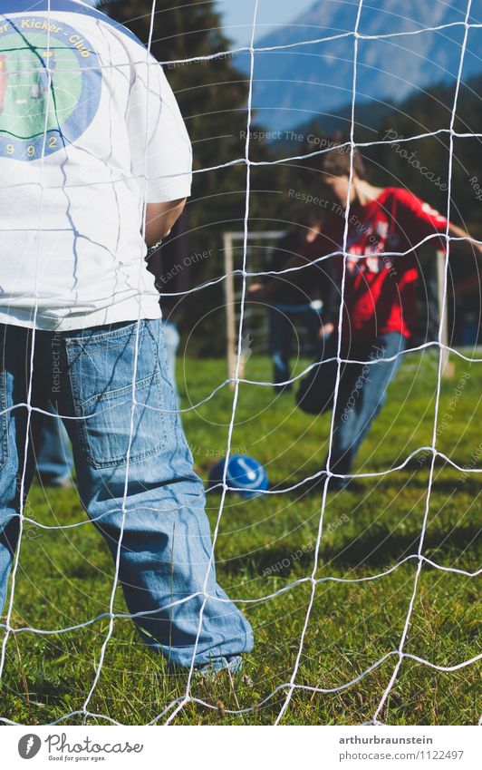 Fußball Tor Freizeit & Hobby Spielen Sommer Sommerurlaub Sonne Sport Ballsport Sportmannschaft Fußballplatz Kind Mensch maskulin Junge Freundschaft Kindheit 2