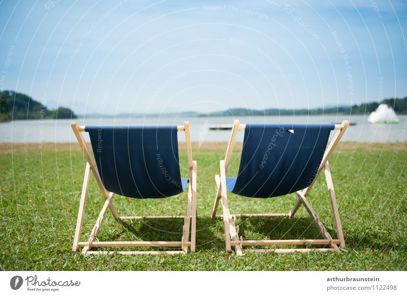 Platz in der Sonne Ferien & Urlaub & Reisen Sommer Sommerurlaub Sonnenbad Schwimmen & Baden Schwimmbad Natur Himmel Sonnenlicht Seeufer sitzen authentisch