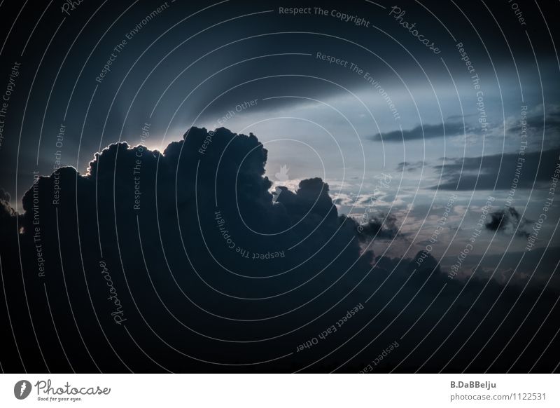 Sturmdämmerung Umwelt Himmel Wolken Gewitterwolken Wetter schlechtes Wetter ästhetisch bedrohlich Neugier dunkel Hoffnung Naturgewalt Lichterscheinung