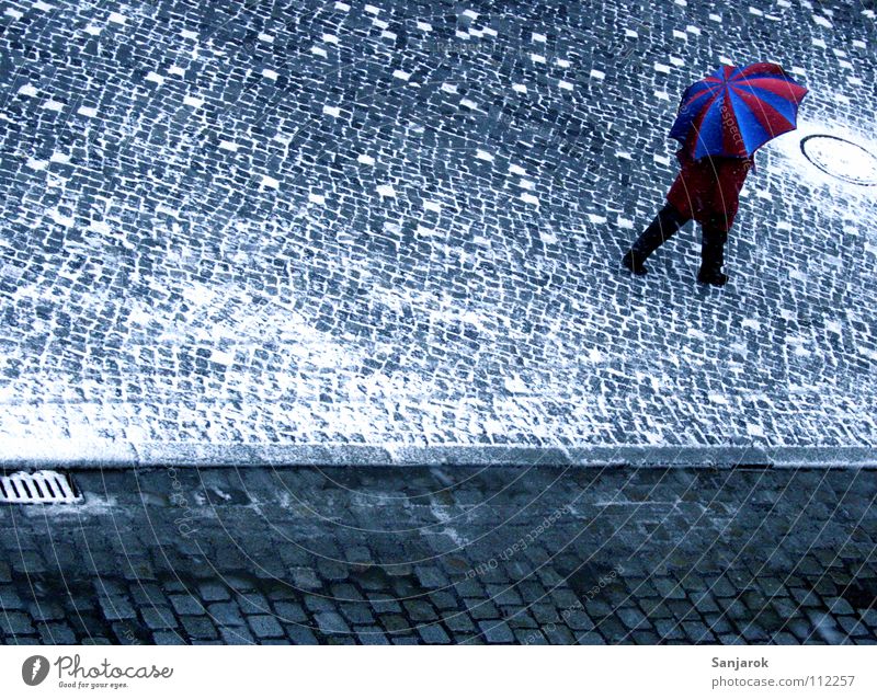 Glühwein, ich komme II Stadt Winter Herbst Frau Regenschirm Schneeschmelze kalt frieren gehen kuschlig Physik mehrfarbig November Dezember Januar Februar rot