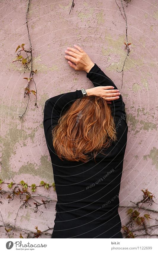 rosa Pause feminin Frau Erwachsene Haare & Frisuren 1 Mensch Mauer Wand Sicherheit Schutz Verschwiegenheit trösten Traurigkeit Sorge Trauer Liebeskummer