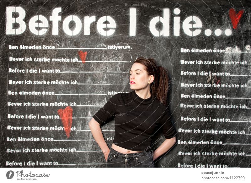 Before i die Mensch feminin Junge Frau Jugendliche 18-30 Jahre Erwachsene Mauer Wand Fassade Jeanshose Pullover Haare & Frisuren brünett langhaarig Zeichen