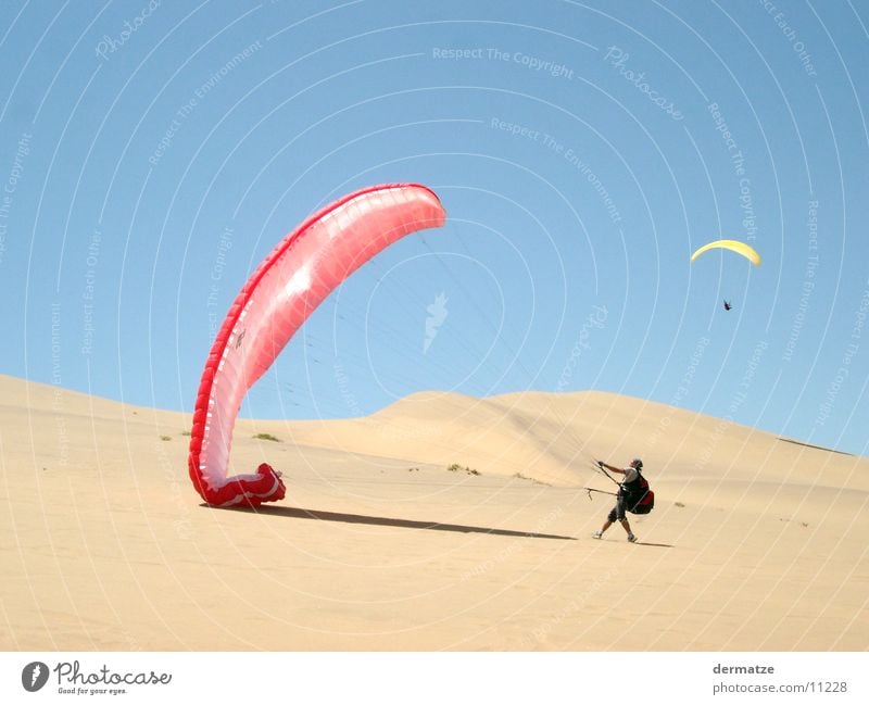 Up and away Gleitschirm Gleitschirmfliegen Sport Extremsport Wüste Stranddüne Wind