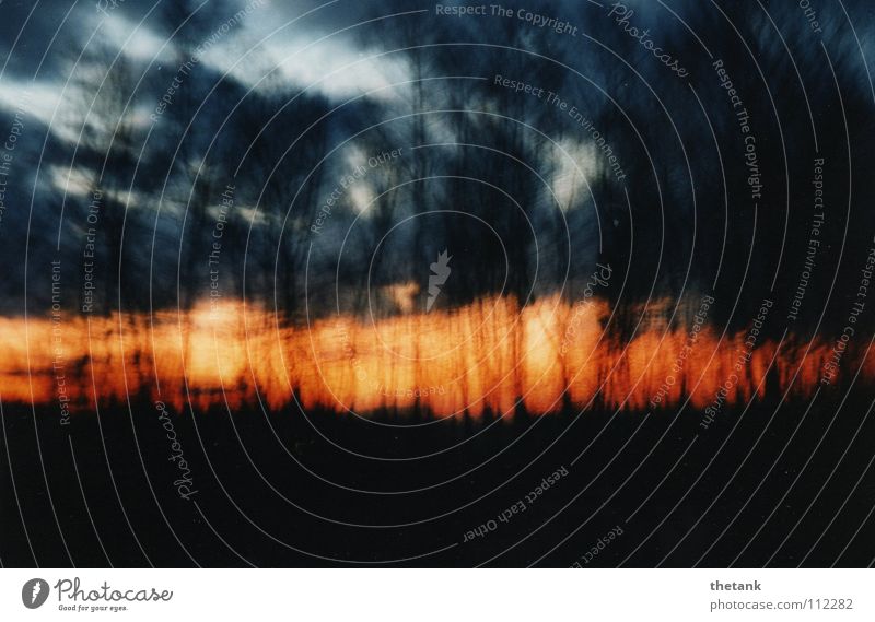 Der verwackelte Sonnenuntergang mit schwarzen Wolken sieht aus wie ein Waldbrand. orange Angst Erzgebirge Brand Deutschland Farbfoto