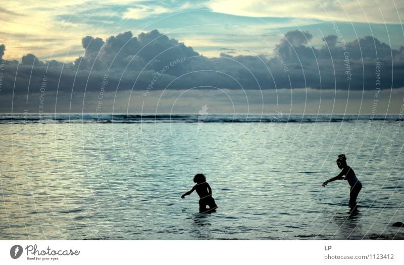 1/Fisch harmonisch Ferne Sommerurlaub Meer Mensch maskulin feminin Kind 2 Himmel Wolken Küste Indischer Ozean Schwimmen & Baden fangen festhalten Blick Neugier