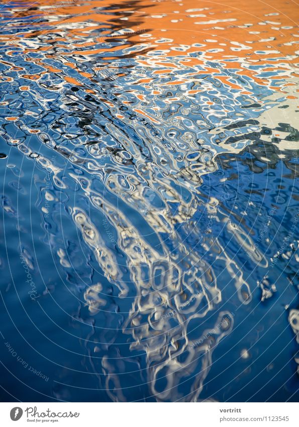 Sog Umwelt Natur Urelemente Wasser außergewöhnlich Flüssigkeit blau orange Bewegung Surrealismus Fluss Spiegelbild Verzerrung Farbfoto mehrfarbig Außenaufnahme