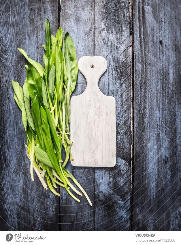 Bärlauch und weißes Schneidebrett Lebensmittel Salat Salatbeilage Kräuter & Gewürze Stil Design Gesunde Ernährung Garten Tisch Küche Frühling Sommer Saison wild