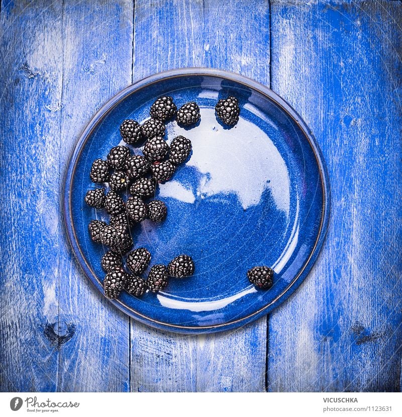 Brombeeren in blauer Teller Lebensmittel Frucht Dessert Ernährung Frühstück Lifestyle Stil Design Gesunde Ernährung Sommer Garten Natur Hintergrundbild Vitamin