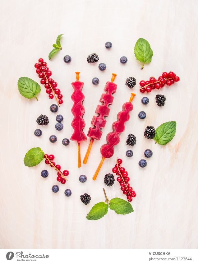 Leckere Beereneis am Stiel Lebensmittel Frucht Speiseeis Ernährung Bioprodukte Vegetarische Ernährung Diät Stil Design Gesunde Ernährung Garten Tisch Küche