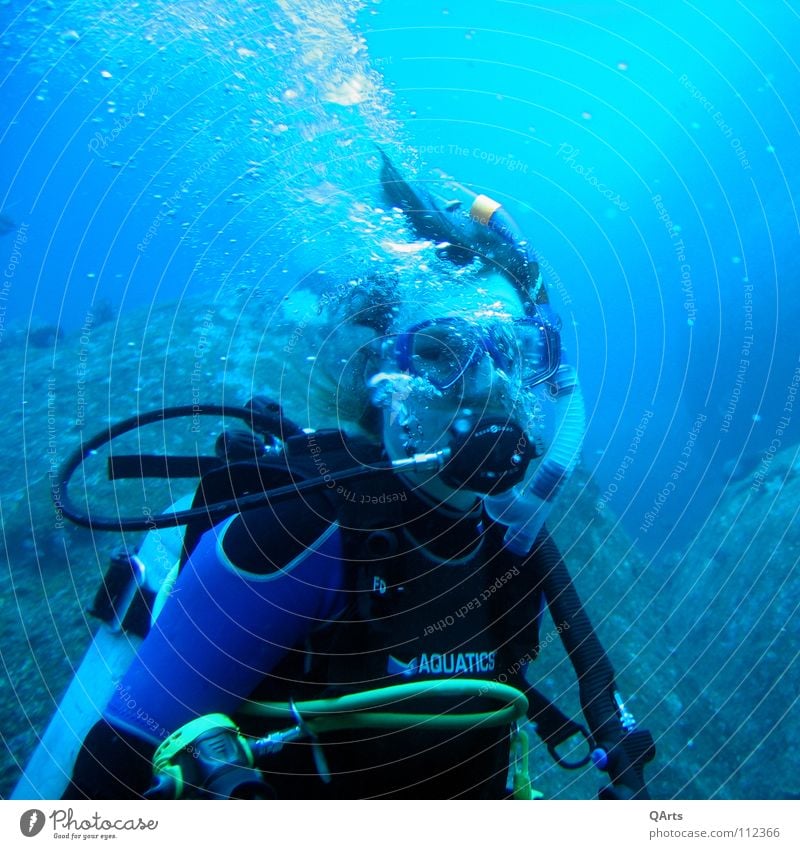 Diver with Bubbles III tauchen Shorty Wasser Meer See Schnorcheln atmen Luft Sauerstoff Korallen Thailand Wassersport Sport Spielen Diving Water Ocean Sea blue