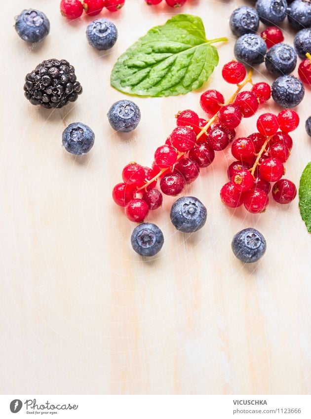 Frische Sommerbeeren auf weißem Tisch Lebensmittel Frucht Dessert Ernährung Frühstück Bioprodukte Vegetarische Ernährung Diät Saft Lifestyle Stil Design