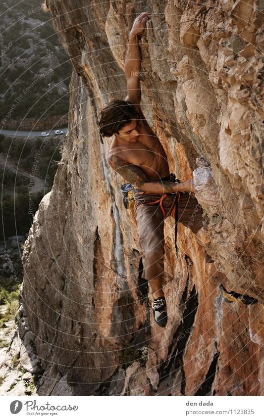 climb up Sport Fitness Sport-Training Klettern Bergsteigen Sportler Junger Mann Jugendliche Körper Haut Brust 1 Mensch 18-30 Jahre Erwachsene Umwelt Natur