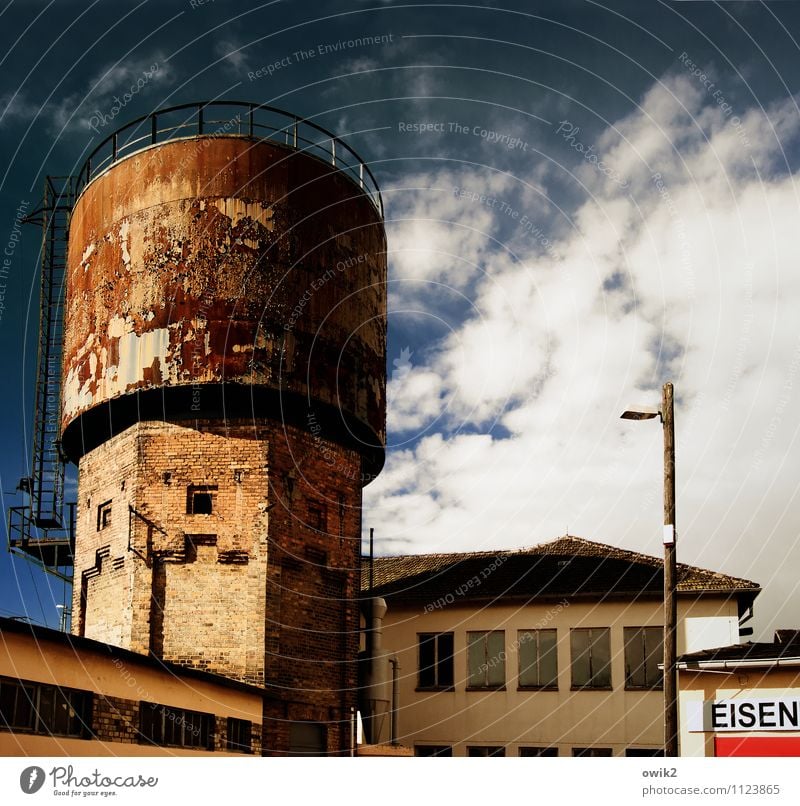 Altes Eisen Himmel Wolken Schönes Wetter Falkenberg Deutschland Brandenburg Haus Bauwerk Gebäude Architektur Wasserturm Mauer Wand Fenster Dach Metall Rost alt