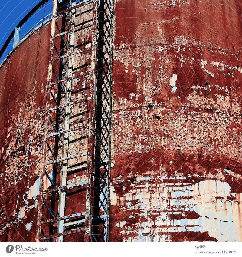 Wasserturm Wolkenloser Himmel Falkenberg Brandenburg Deutschland Bauwerk Gebäude Fassade Metall Rost trashig trist Stadt Leiter Leitersprosse hoch oben bizarr