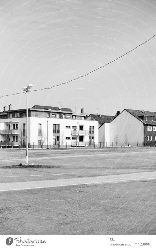 platz Häusliches Leben Wohnung Haus Hausbau Himmel Schönes Wetter Einfamilienhaus Platz Architektur Verkehr Wege & Pfade Laternenpfahl Kabel Schwarzweißfoto