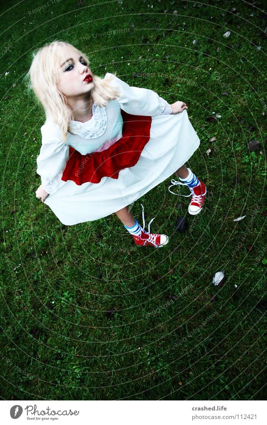 Alice im Wunderland Küssen Kleid rot weiß grün Chucks Strümpfe blond Blatt Lippenstift Kajal geschminkt Turnschuh Mädchen Schminke Ballkleid Glamour feminin