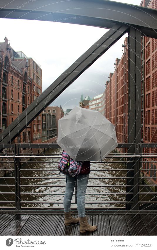 Hamburger Wetter Jugendliche 1 Mensch 13-18 Jahre Kind 18-30 Jahre Erwachsene Umwelt Himmel Wolken Herbst Winter Klima schlechtes Wetter Regen Stadt Hafenstadt