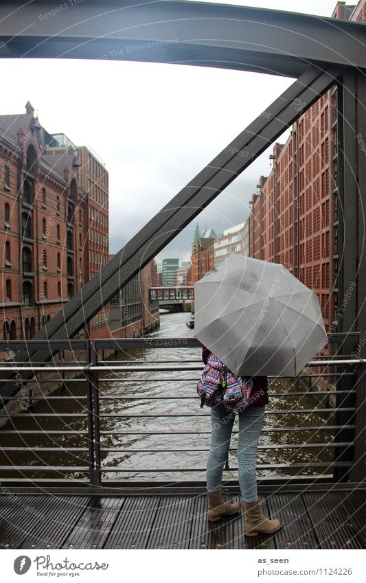 Schietwetter Jugendliche Leben Körper 1 Mensch 13-18 Jahre Kind Umwelt Wasser Himmel Wolken Herbst Winter Klima Wetter schlechtes Wetter Unwetter Regen Hamburg