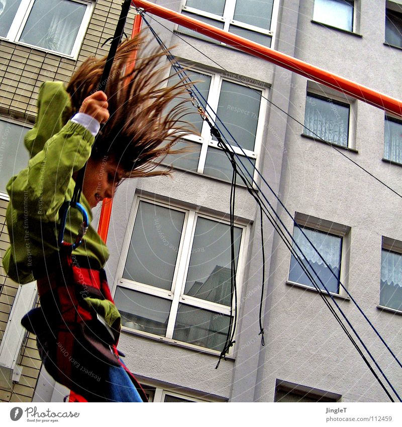 Nach dem Aufschwung Stadt Straßenfest Köln Kind Schaukel Bungee Trampolin hüpfen springen Salto Spielen Kitsch agneskirche kölsch kölner klüngel bütze un fiere