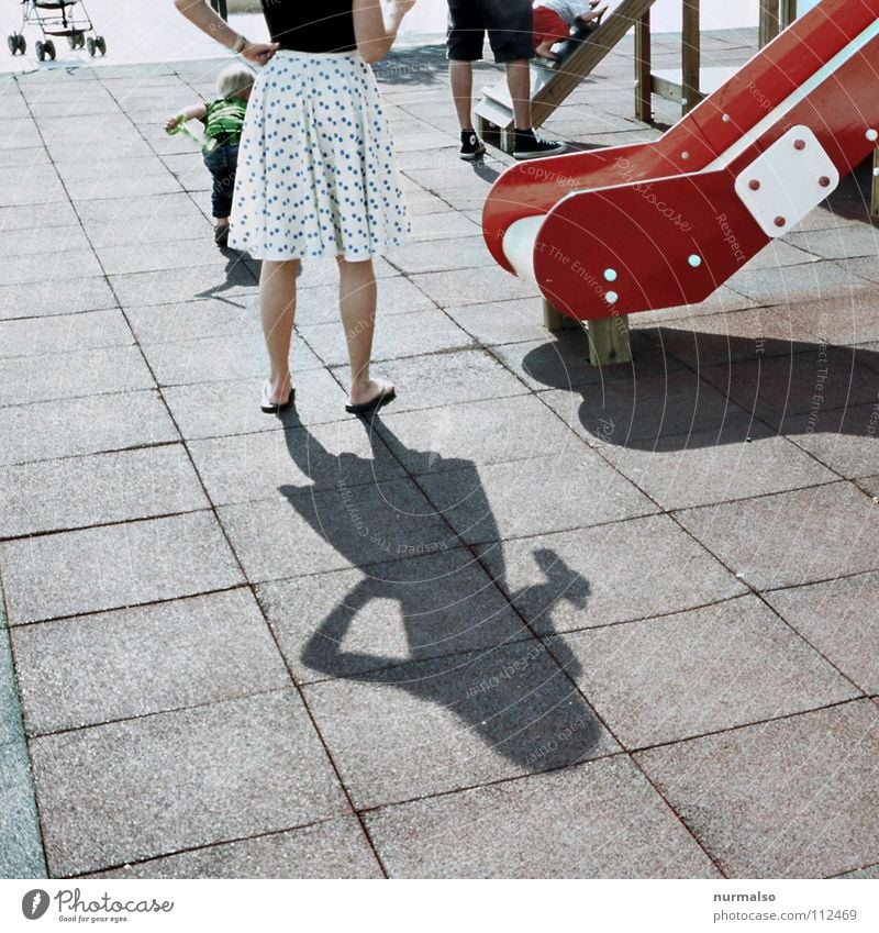 Twisterrutsche Frau Rutsche Spielen Spielplatz Matten Gummi rot weiß Wagen feminin süß hüpfen dünn Club Sommer Punkt Beine Schatten Schattenfrau altmodisch