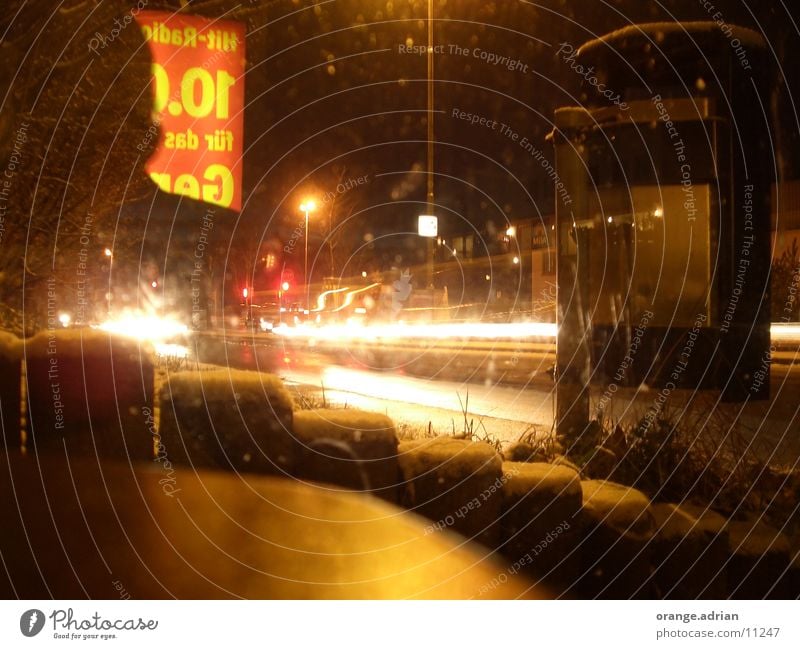 Moving Bushaltestelle Langzeitbelichtung Nacht Licht Verkehr Straße Schnee PKW