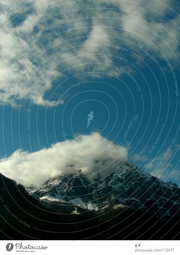 Über den Berg Wolken Aktion weiß Berge u. Gebirge blau Stein Felsen Dynamik Bewegung Himmel Schnee