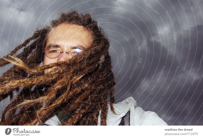 HAIR vs. WIND Wolken dunkel grau bedrohlich Wind Sturm Unwetter schlechtes Wetter tief Mann langhaarig Rastalocken hängen flattern Brille Blitzlichtaufnahme