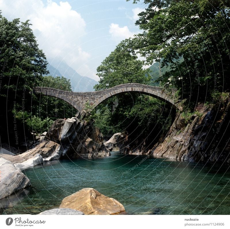 Doppelbogenbruecke; Ponte dei Saltri; Ferien & Urlaub & Reisen Landschaft Alpen Erholung Bogenbrücke Kanton Tessin doppelte Bogenbruecke Verzasca Schweiz