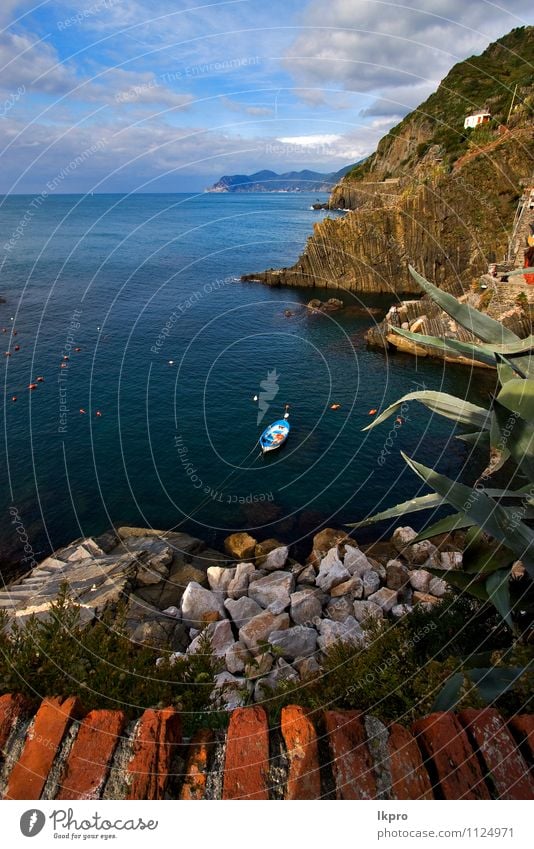 Riomaggiore Hügel Meer Berge u. Gebirge Klettern Bergsteigen Seil Himmel Wolken Felsen Küste Wasserfahrzeug Vogel Stein Linie historisch braun gelb grau grün