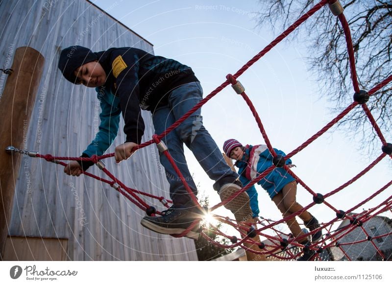 Spiel Platz Kinderspiel Bildung Schule lernen Schulhof Schüler Bewegung festhalten Abenteuer Zufriedenheit Kontrolle Konzentration Sicherheit Klettern