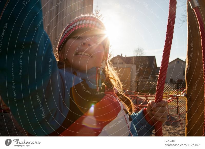 Kinderspielplatz Kindergarten Schule lernen Schulgebäude Schulhof Schulkind schaukeln Spielen Abenteuer Lebensfreude Perspektive Pause Schulpause Spielplatz