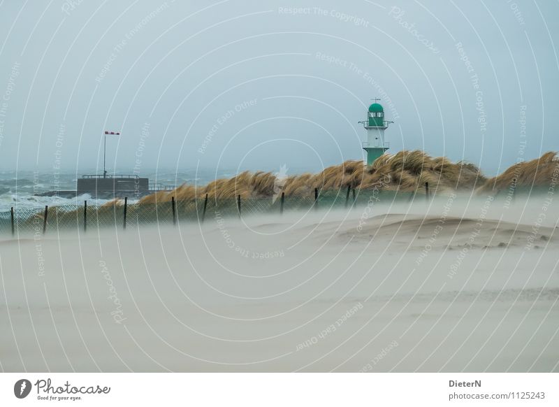 Ordentlich Wind Umwelt Natur Landschaft Himmel Horizont Klima Wetter schlechtes Wetter Unwetter Sturm Nebel Gras Küste Ostsee Meer Verkehrswege Schifffahrt blau