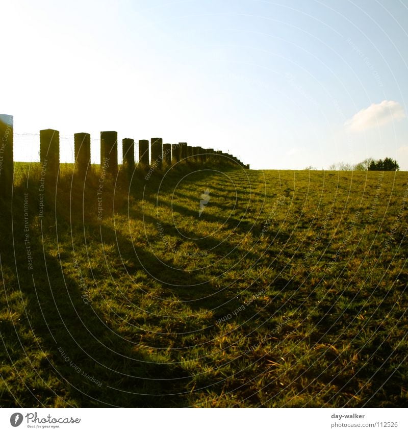 Grenzwertig Wiese Zaun Licht dunkel Belichtung Feld Mauer Schlaufe Draht Rasen palisaden Himmel Stein Schatten