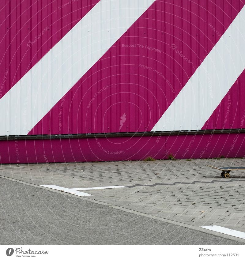 vergessen stehen Parkplatz parken magenta Wellblech Blech Teer Asphalt graphisch Dinge lienien Hütte Schilder & Markierungen board Rolle Straße Pflastersteine