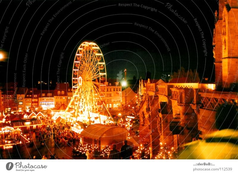 Weihnachtskapitalismus analog Nacht Riesenrad Weihnachtsmarkt Erfurt Thüringen Hauptstadt Stadtzentrum Glühwein Dezember Kapitalismus Jahrmarkt rot