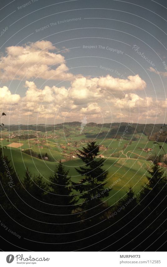 Sommertag im Schweizer Oberaargau Wolken Wald Hügel weiß grün schwarz Himmel auf dem Lande Bauerndörfer Schatten blau