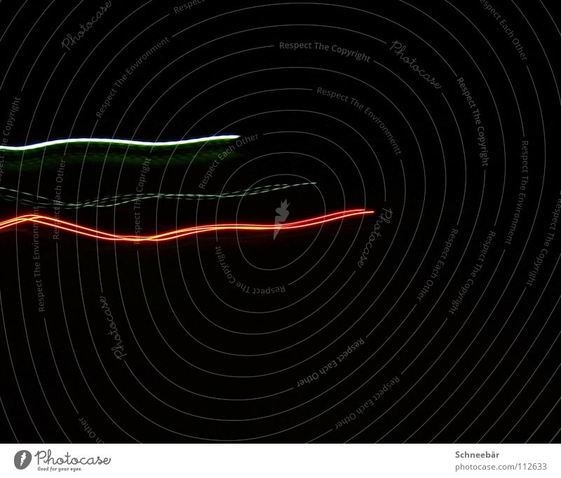 lightline dunkel Nacht schwarz Gegenteil Licht Streifen rot mehrfarbig grün Linie Außenaufnahme Nachtaufnahme Langzeitbelichtung Farbe hell Verzerrung Bewegung