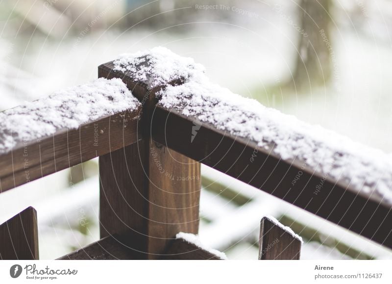 Neu.Schnee. Wohnung Winter schlechtes Wetter Schneefall Balkon Garten Holzbalkon Balkongeländer Geländer kalt trist braun weiß Enttäuschung Frustration