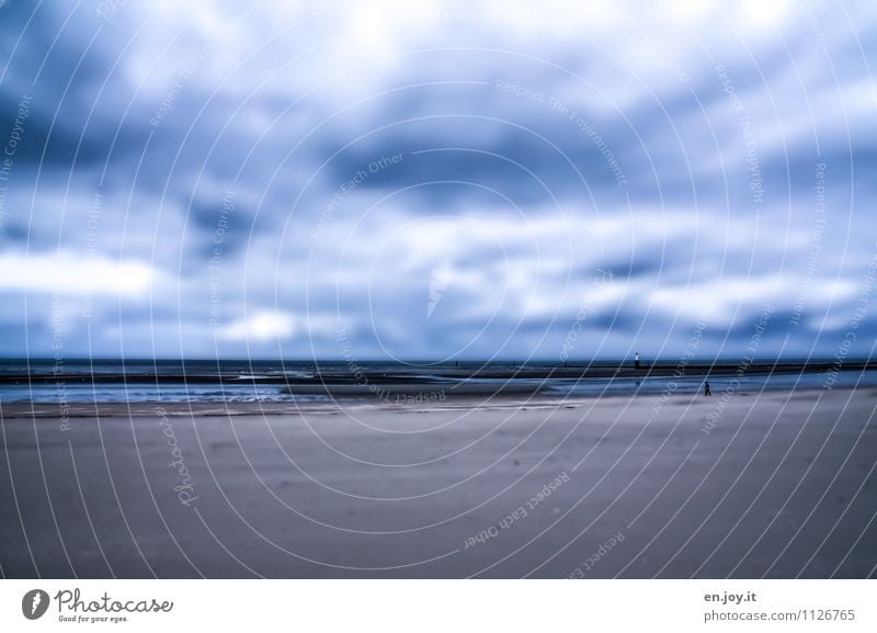 kein Badewetter Ferien & Urlaub & Reisen Ferne Freiheit Strand Meer 1 Mensch Landschaft Himmel Gewitterwolken Horizont schlechtes Wetter kalt blau träumen