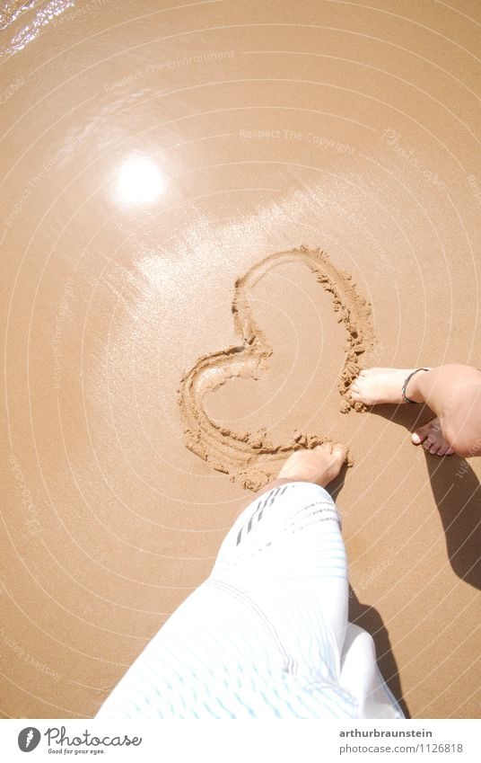 Herz im Sandstrand Erholung Ferien & Urlaub & Reisen Sommer Sonne Strand Meer Mensch maskulin feminin Junge Frau Jugendliche Junger Mann Paar 2 18-30 Jahre