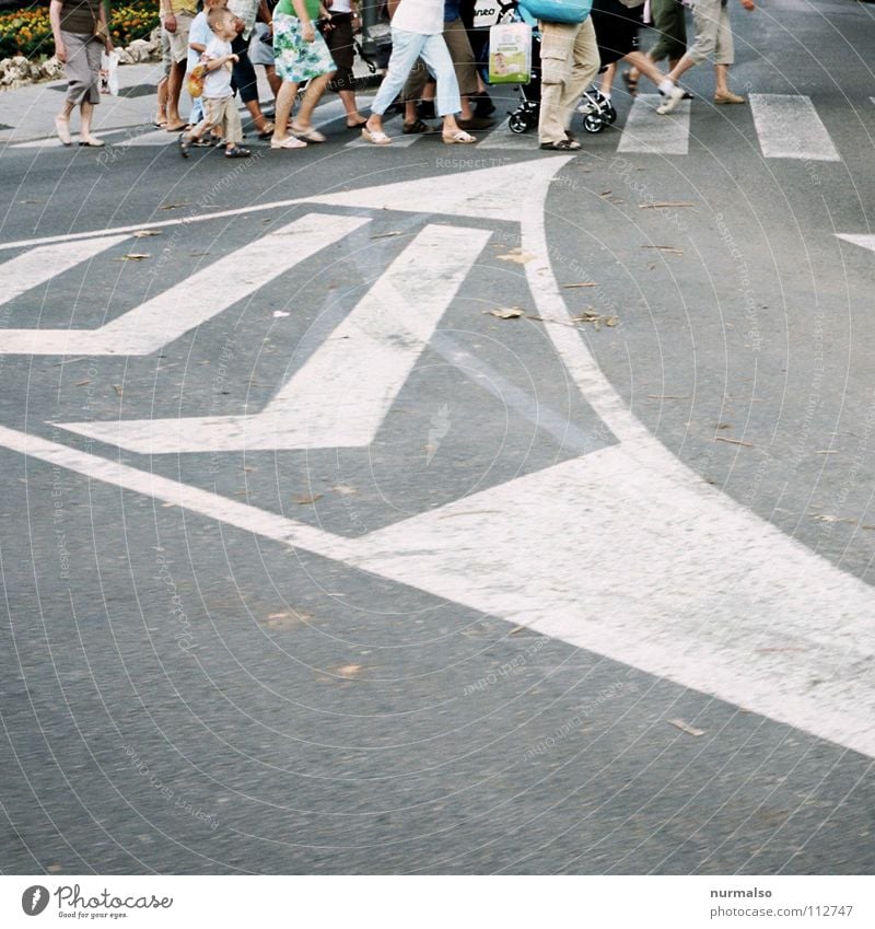 wohin geht es? gehen Bürgersteig Menschenmenge grün Ampel Verkehr Zebrastreifen stehen grau Schuhe Sandale Turnschuh Wade Hose Shorts Kind Streifen Verkehrswege