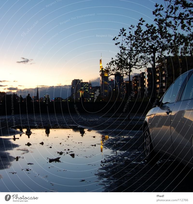 shores of mainhatten Dämmerung Stadt Hochhaus Frankfurt am Main Pfütze Reflexion & Spiegelung Licht Beleuchtung Silhouette KFZ PKW Parkplatz Langzeitbelichtung