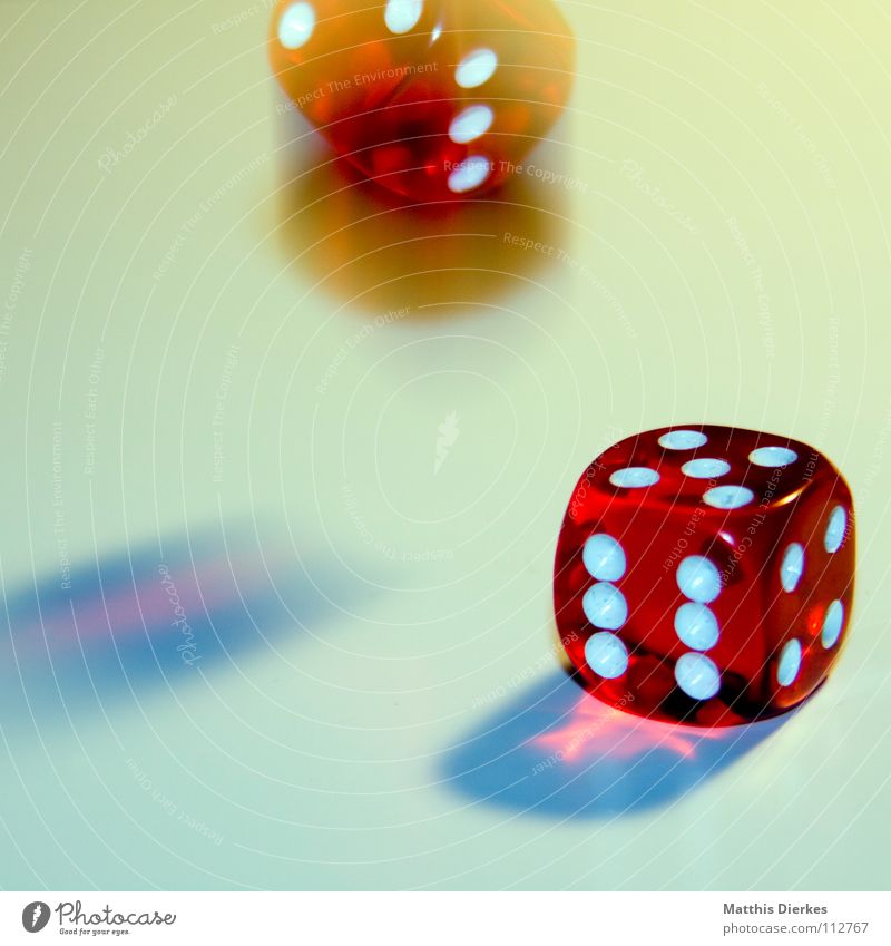 Rolling Dice II Spielen Glücksspiel würfeln Poker ungesetzlich Freude Gesellschaftsspiele Duell Hand Finger Daumen Kartenspiel Würfelspiel Kapitalwirtschaft